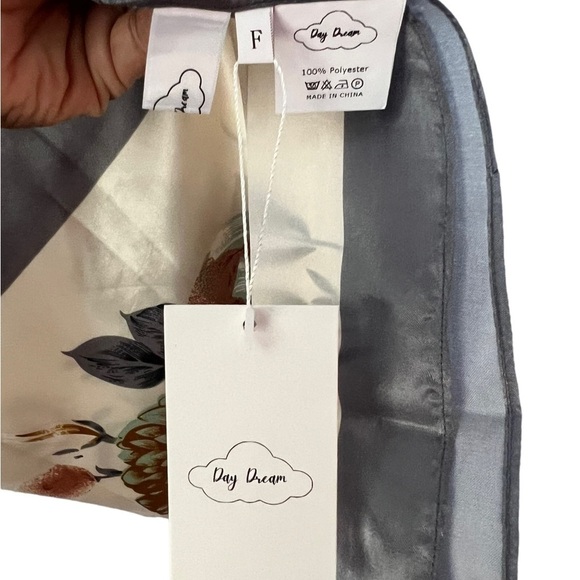 12. NWT Daydream Extra Large Scarf - Picture 3 of 3